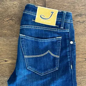 Säljer dessa slim jeans från Jacob Cohën i storlek 33 men passar 32. Modellen på jeansen är 622. Jeansen är i väldigt bra skick (dock så har knappen längst upp gått sönder men den är lagad). Skriv om du har några frågor.