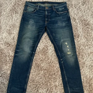 Nudie Jeans - Säljer Nudie Jeans som är helt nya, bara använts 1-3 gånger. Inga skador alls. Nypris 1800 kr. Storlek: bredd 36 läng 32.