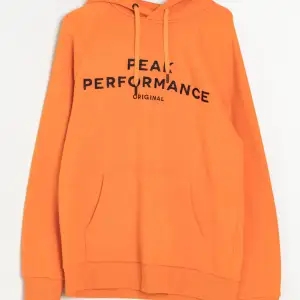 En orange hoodie från peak performance💕 