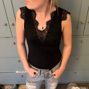 Spetsbody! - Super söt kortärmad spetsbody!