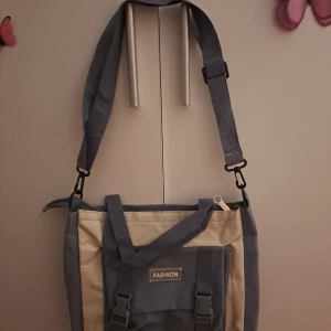 Blå vit väska - En gullig blå vit hand/axelväska med två fickor  28×30 cm