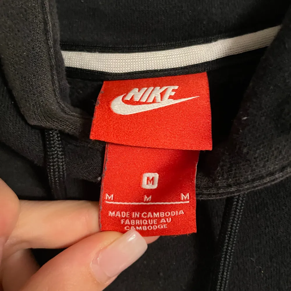Svart Nike air hoodie, storlek M och knappast använd. Inga fläckar eller andra skador🩷. Hoodies.