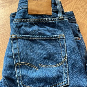 Jack & Jones blåa jeans - Säljer ett par typ helt oanvända Jack & Jones slim jeans. Har endast testa några gånger. Priset kan sänkas 
