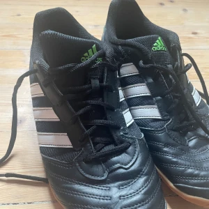 Futsal skor - Inomhus fotbollsskor! De är använda men inte slitna! Fråga om du vill ha fler bilder.