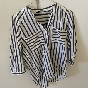 Vit skjorta  - Bra skick. Använd några gånger. 