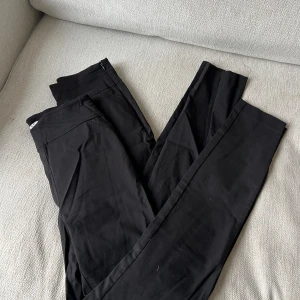 Slim dit byxor  - Slim fit byxor från nakd i storlek 36, använda fåtal gånger fortfarande i nyskick 🌷 2 stycken båda för 140kr ( dragkedja i sidan)