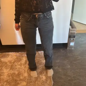 Svarta fina jeans ifrån Gina tricot. Ordinarie pris: 499 men säljer för 175 pga tappat lite av färgen❤️