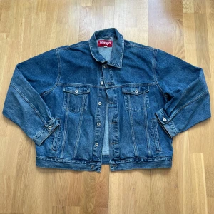 Jeansjacka  - Hej! Säljer en jeansjacka från Wrangler. Baggy och najs. Finns i Stockholm och kan skickas! 