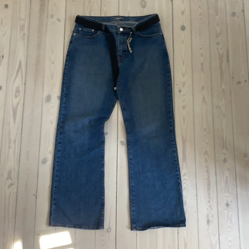 Säljer ett par Bootcut Jeans från ett okänt märke. Jeansen är nästan helt nya och har en bra passform. dimensions: 46x113x37x27  dimensio. Jeans & Byxor.