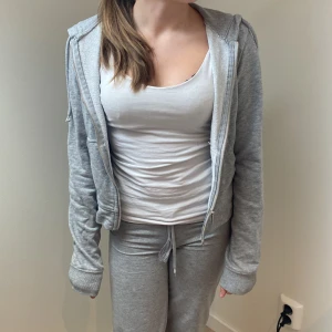 Grå zip-up tröja från H&M - En grå zip-up tröja från H&M Bra kvalitet och väldigt skön 