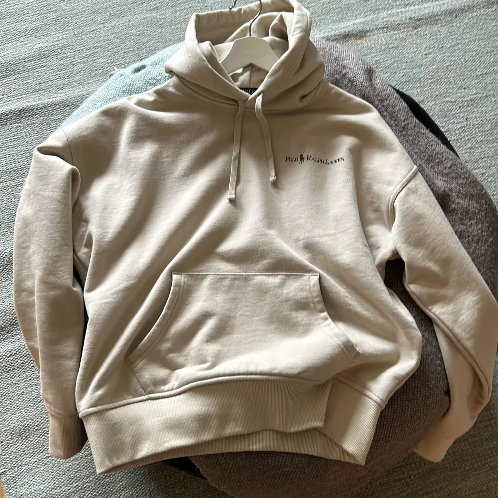 Hej, Säljer nu min Ralph Lauren Hoodie, använd max 2 ggr så är som ny.  Perfekt inför sommaren!💯😃. Hoodies.