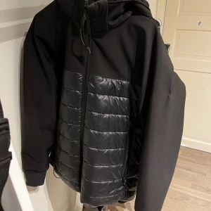 C.P company jacka - Size 8,5 (helt ny endast en flaw på armen) inget man märker av vid användning, inga byten