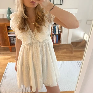 Supersöt studentklänning🌟🤍 - Säljer denna då jag hittat en annan till studenten, aldrig använd endast provad🤍🤍