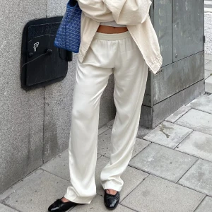 Cloud det från Djerf Avenue  - Säljer mitt set från Djerf Aveneu. Byxorna är i storlek xs och överdelen är i storlek xxs. Knappt använt. Skickar bilder vid begäran!