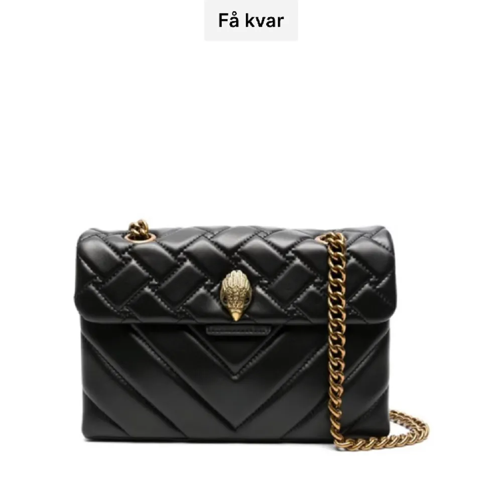 Säljer en svart Kurt Geiger väska i bra skick!❤️ Köpte den för 2800 kronor via nätet, och säljer för 1000 kronor.. Väskor.