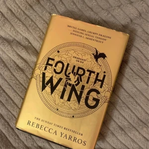 Fourth Wing (Engelska) - Känd booktok bok på engelska. Köpt av en annan men aldrig läst av mig så endast läst en gång💕 