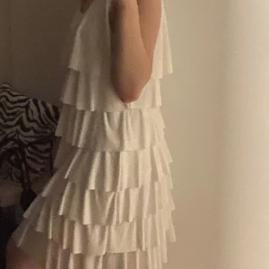 Klänning  - Skön volang klänning 🤍🤍