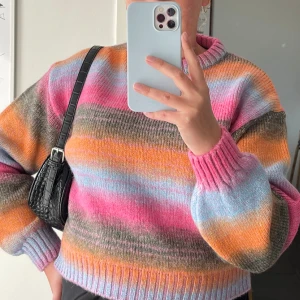 Stickad tröja  - 61% akryl, 28% polyester, 11% polyamid  Inget att anmärka på skicket 