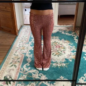 Glitterbyxor  - Jättesnygga glitterbyxor från &other stories som är köpte här på plick (gammal modell som inte säljs längre) jag tror att dom är ganska använda  men fortfarande inga defekter!💕