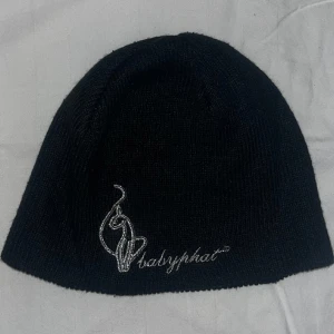 Baby Phat Beanie - Unik y2k beanie från Babyphat i nyskick 🌟 Endast prövad, annars helt oanvänd 🖤