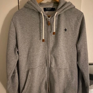 Morris zip hoodie - Väldigt snygg zip hoodie från Morris 100% äkta Storlek M Skick 9/10. Hör av dig vid intresse🙌