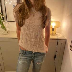 Kortärmad stickad tröja - Jättefin stickad kortärmad tröja! Den är beige och har lite glittrigt material som är såååå snyggt!! 😍😍💞💞