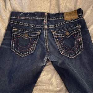 Distressed True Religion jeans!! 46cm midja tvärs över och 80cm innerben:) har ett hål som syns på sista bilden 