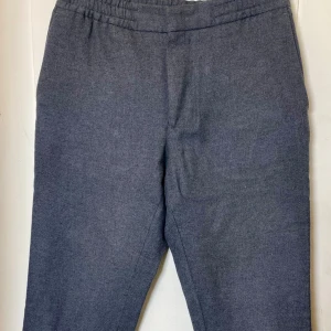 Slacks J Lindberg - Coola och sköna slacks från J Lindberg i superfint skick! Modell: Sasha DS Sport Cash. Känns som tunnare  ull (minus klådan då de är skitmjuka!) men är 96%bomull och 4% Kashmir. Stl 46  Använda en gång då de inte riktigt passade. Fler bilder finns! 