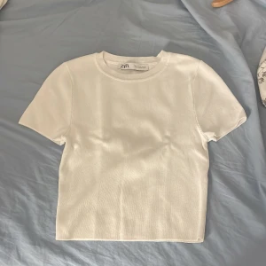 Zara tröja - Zara tröja i storlek S men skulle säga att den är som XS. 10/10 i skicket och har aldrig använt. Skriv privat för fler frågor 