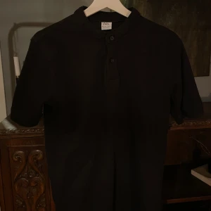 Zara piké | storlek: Small  - Svart piké från zara i nyskick. Aldrig använd. Tvättad en gång. Skriv privat om du vill ha fler bilder. Pris kan diskuteras! 