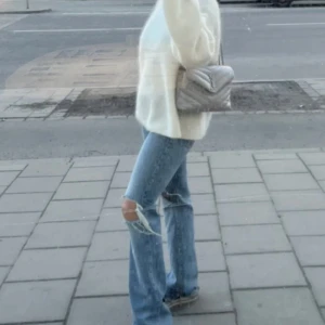 Bootcut jeans med hål - Mid wised Bootcut jeans med hål/ slitningar på vänster knä. Mycket fint skick. Säljer då jag har för många jeans. Endast vid bra pris. 💙💙Storlek 34 men passar även 36! Säljer endast vid ett bra pris! (Första bilden är lånad från ett par liknande)