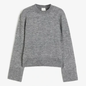 Stickad tröja  - En grå stickad tröja. Super fin att ha på sig nu till vår samt vinter. Bekväm tröja och inte stickig. Fri frakt om man köper för 200kr🤍