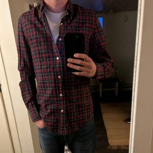 Gant skjorta - Skjorta från Gant, säljs då den inte används! Jag är 184 och storleken på skjortan är S 