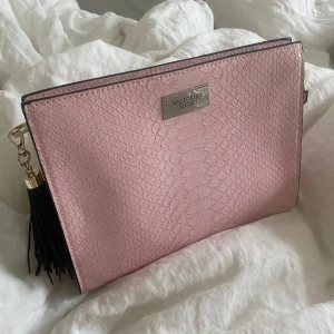 Victorias secret necessär  - Gott skick. Har två fack samt ett fack med dragkedja. 