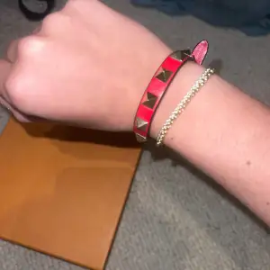 Valentino armband köpt på nk. Har låda och äkthetsbevis. Tar emot bud 