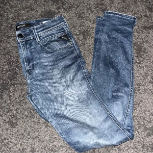 Replay anbass  - Replay anbass 30/32 En defekt, bakre taggen har släppt från ett fäste (därav priset)  Bör va lätt att fixa har inte orkat ta tag i det bara! 