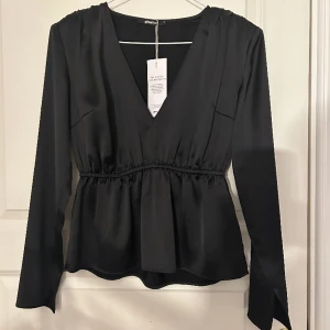 Blus - Säljer min blus i silke med prislappen från Gina då den inte passade mig 