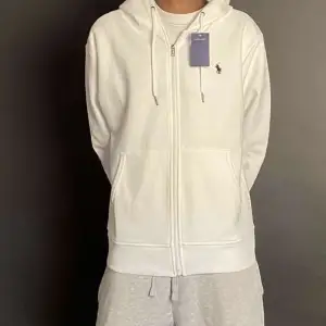 Polo Ralph Lauren zip up hoodie helt ny icke använd tagg finns kvar , pris kan diskuteras vid snabb affär. Köpt i fel storlek!