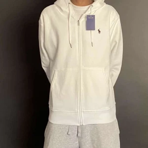 Polo Ralph Lauren spa Terry Hoodie Sweatshirt  - Polo Ralph Lauren zip up hoodie helt ny icke använd tagg finns kvar , pris kan diskuteras vid snabb affär. Köpt i fel storlek!