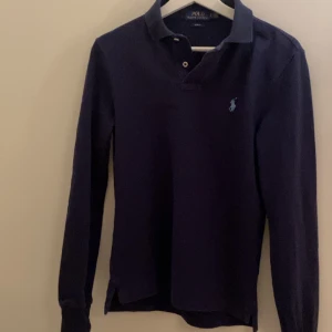 Polo Ralph Lauren piké  - En fett snygg Ralph lauren piké. Den har inte använts så mycket så den är i bra skick, 8/10. Nypris ligger runt 1600kr | Mitt pris 400kr! Pris går att diskutera🤝