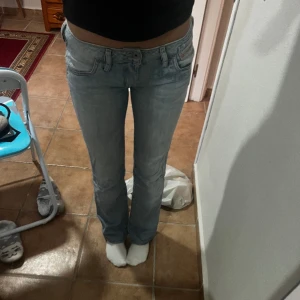 Lågmidjade bootcut jeans - Lågmidjade bootcut jeans från diesel i en såå fin ljusblå färg med detaljer. Skriv privat för fler bilder på jeansen! Midjemått 81 cm och ytterbensmått 105 cm