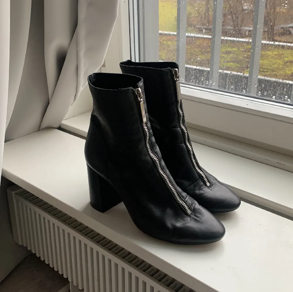 Fina boots i fint äkta läder från Office London.  Storlek 39 (passar mig som är 38.5 ish). Knappt använda och fortfarande i fint skick! Då de är tunnt läder så har de rynkats lite men de hade skett vid första användning.  Hälhöjd : 8 cm Pris kan dis.. Skor.