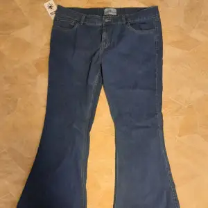 Nya oanvända jeans. Köpta från Atom Retro i England. 70-tals utsvängda/utställda ben Retro Herr/kill modell.