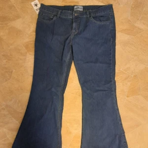 Jeans Retro 70s - Nya oanvända jeans. Köpta från Atom Retro i England. 70-tals utsvängda/utställda ben Retro Herr/kill modell.