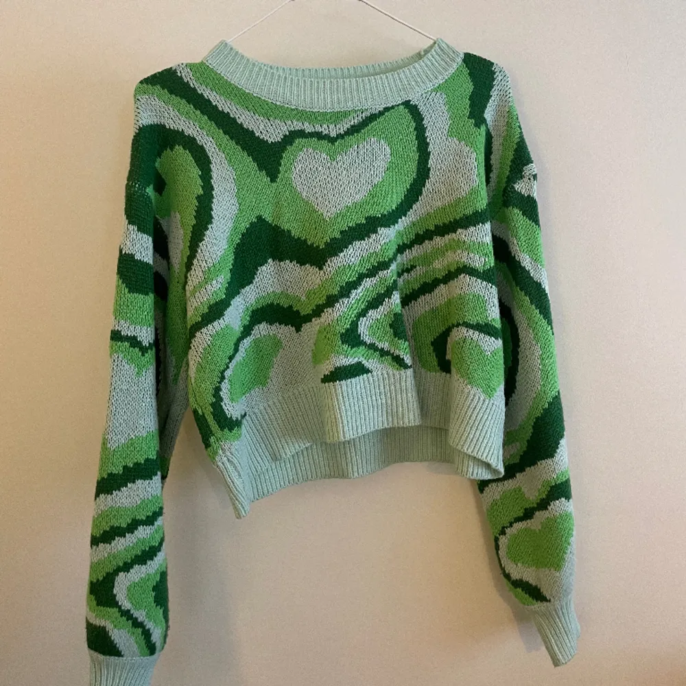 En stickad tröja ifrån shein med olika nyanser av grön. Fint skick, använd ett fåtal gånger men häger bara i garderoben och samlar damm därför säljer jag den :). Stickat.