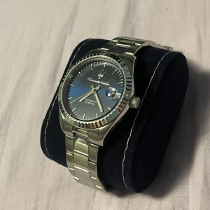 Maserati Competizione Klocka - Säljer min feta Maserati klocka som är köpt från ditur. Det finns kvitto, faktura och certifikat som äktehetsbevis. Väldigt bra skick. Allt og tillkommer. Originalpris: 2345kr! Pris kan diskuteras.