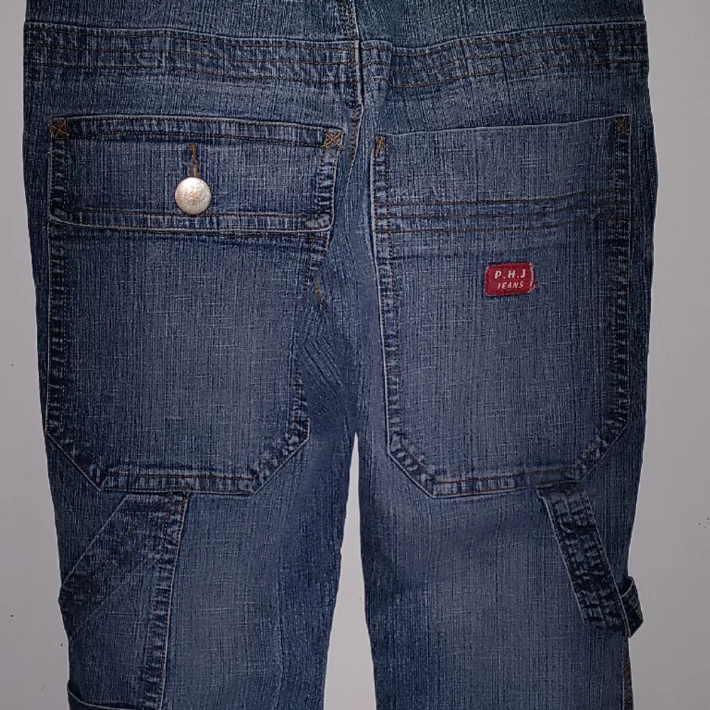 Ett par jeans köpts på Humana Second Hand. Sparsamt använda 1 gång av mig.   Köpta för 250, säljes för 180. Pris kan diskuteras. Mer bilder kan visas med varan på. Gällande mått skicka dm.. Jeans & Byxor.