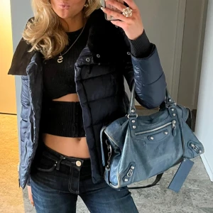 Balenciaga city bag - Intressekoll på min Balenciga city bag🙌🙌 Längd: 38  Höjd: 24  Djup: 14   