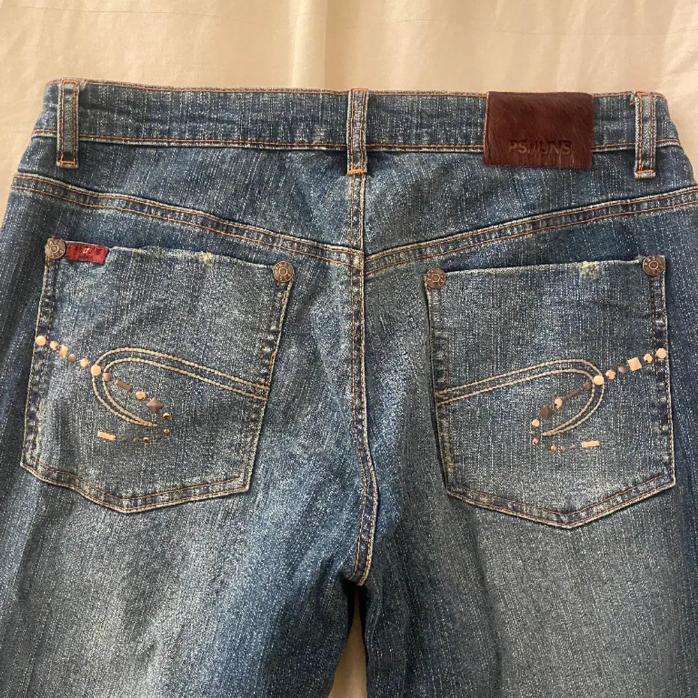 Dröm jeansen som jag hittade på second hand med lappen kvar där de stod ord.pris 1600 kr😱 Midja 38 cm rakt över och innerben 85 cm. Skriv för fler bilder🌟 👉Använd köp nu👈. Jeans & Byxor.