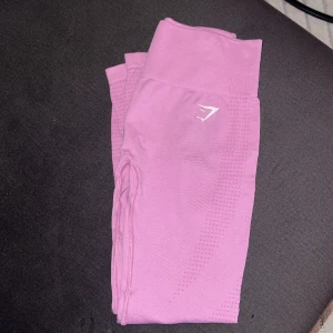 Träningskläder  - Tränings tights från gymshark som är knappt använda. Är i färgen rosa och storlek S. Köparen står för frakt. 